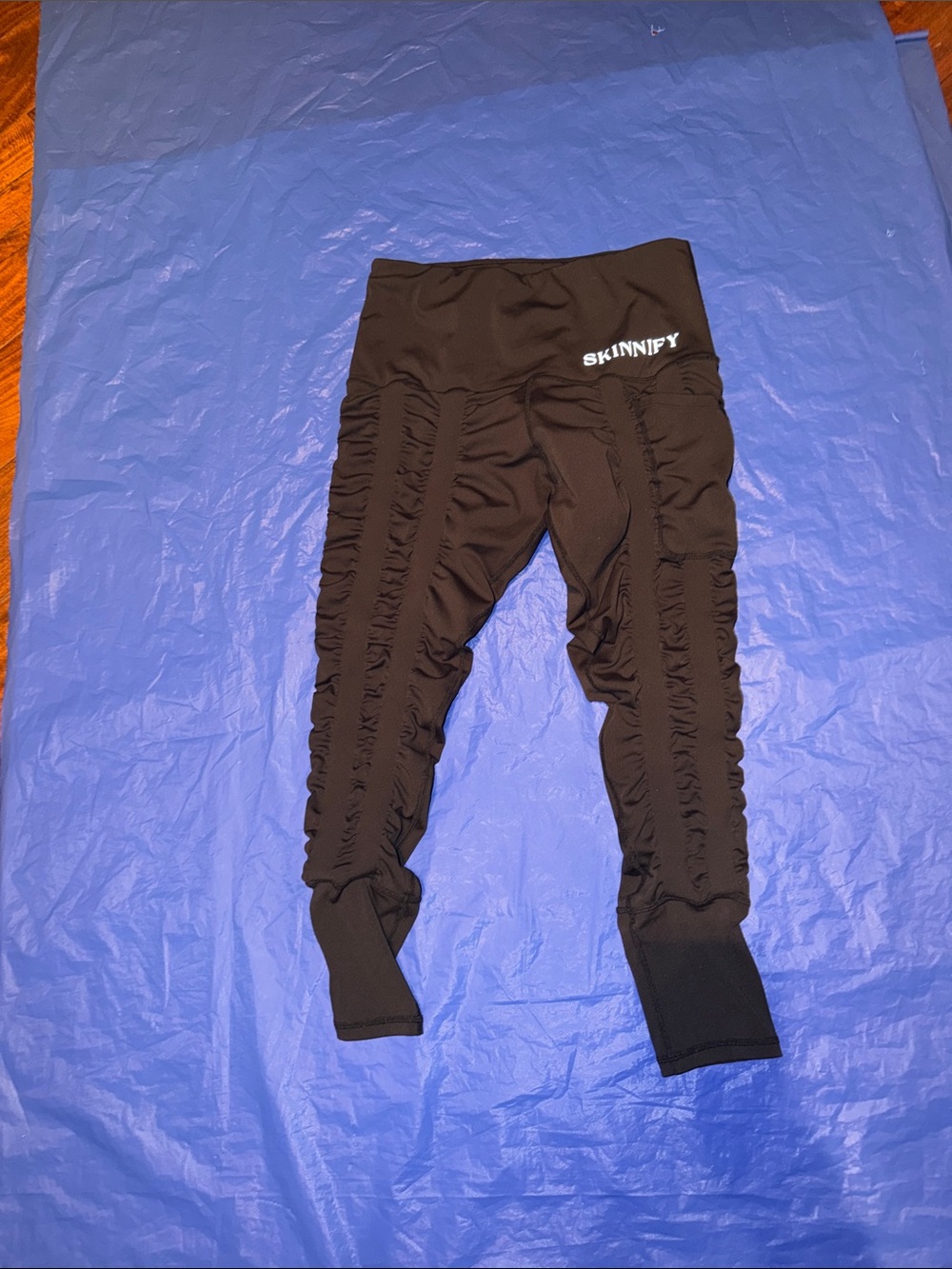 Leggings with built-in resistance bands that tone your legs and burn more calori